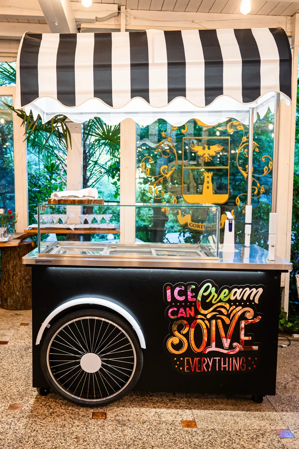 Carretto gelati a righe sotto il porticato