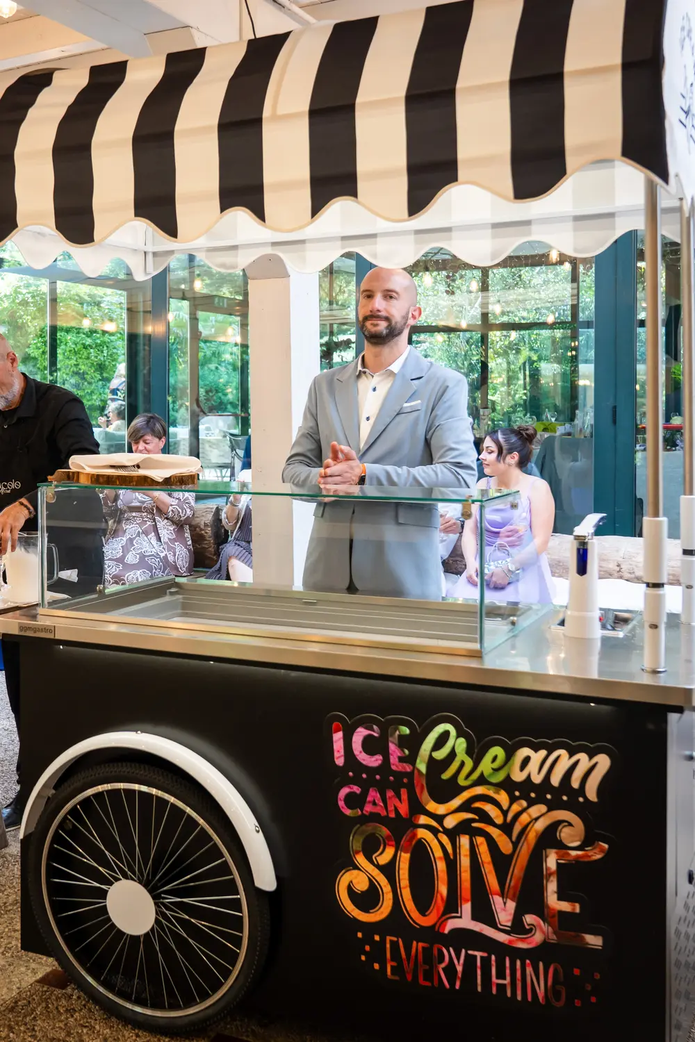 Carretto dei gelati con l'insegna colorata