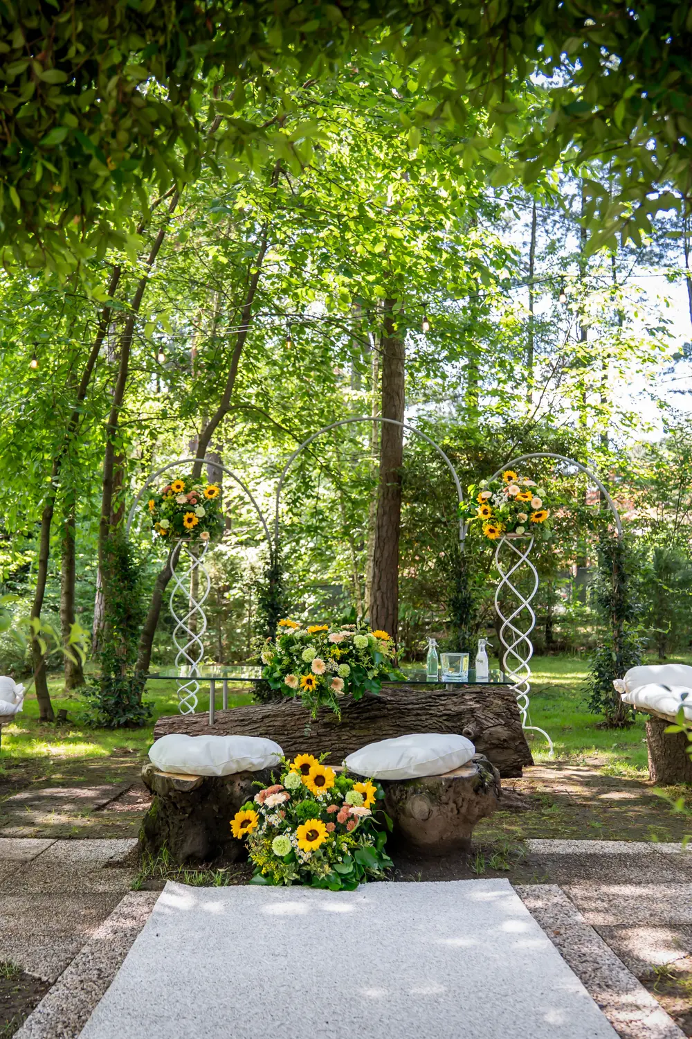 Cerimonia nel bosco con arco di girasoli