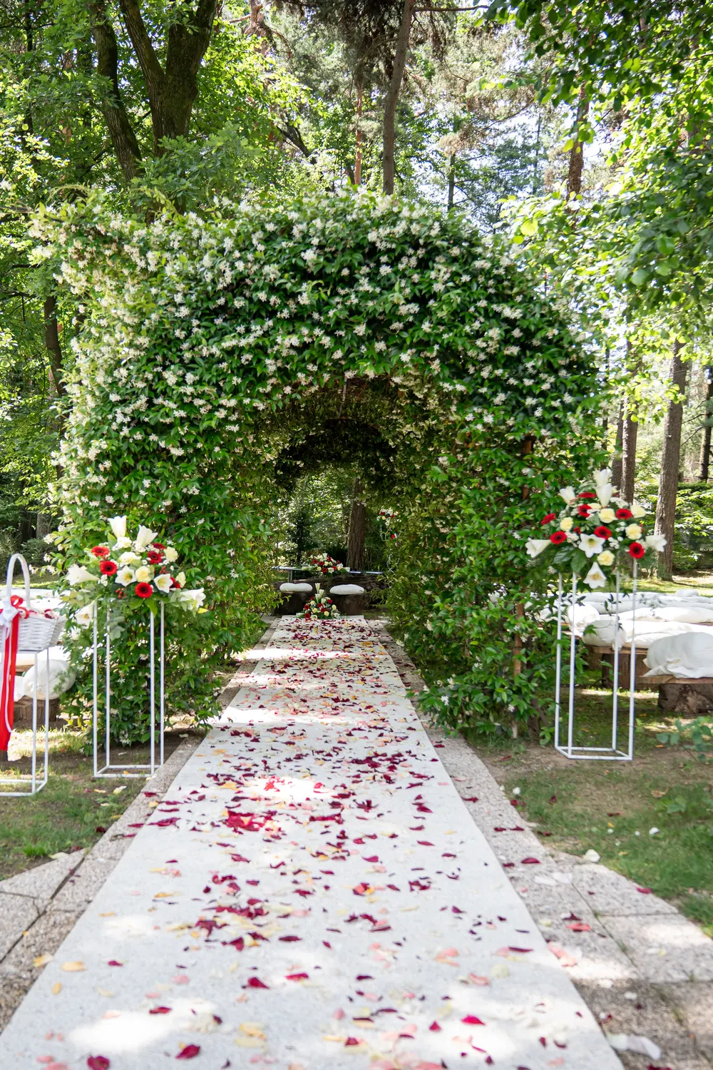 Viale cerimonia con arco fiorito e panche
