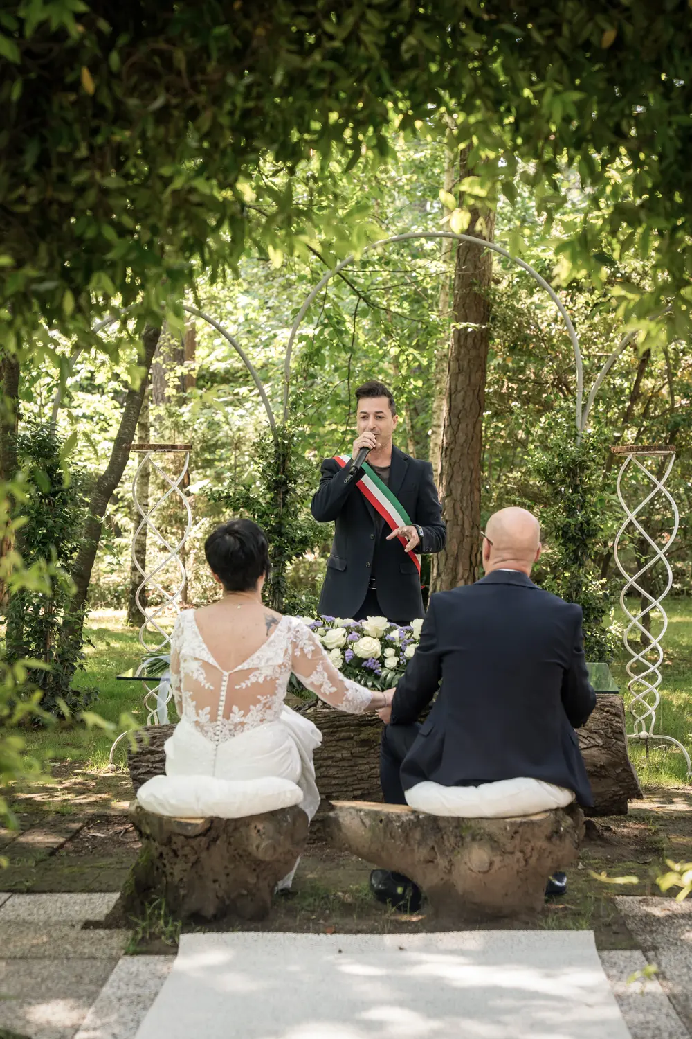 Rito civile nel bosco, celebrante con fascia tricolore