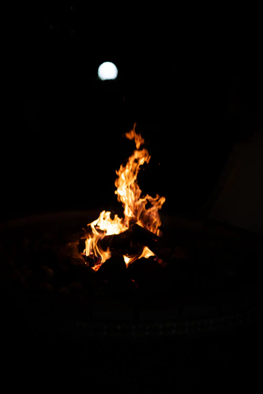 Fiamma del braciere sotto la luna