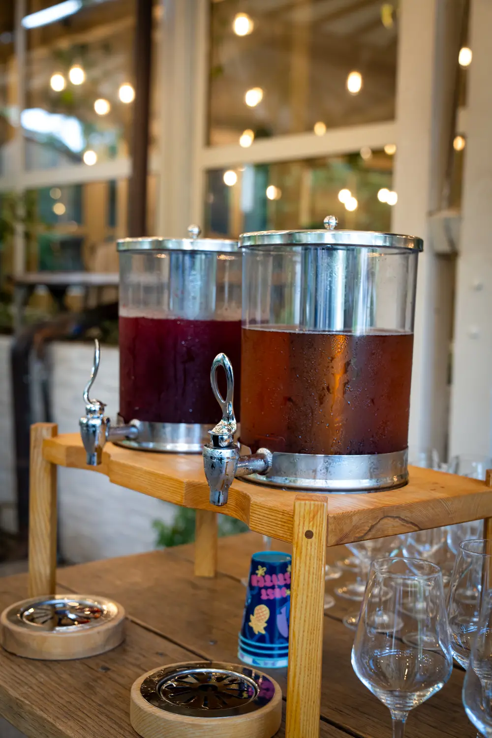 Dispenser di sangria e di tè freddo al banco delle bevande
