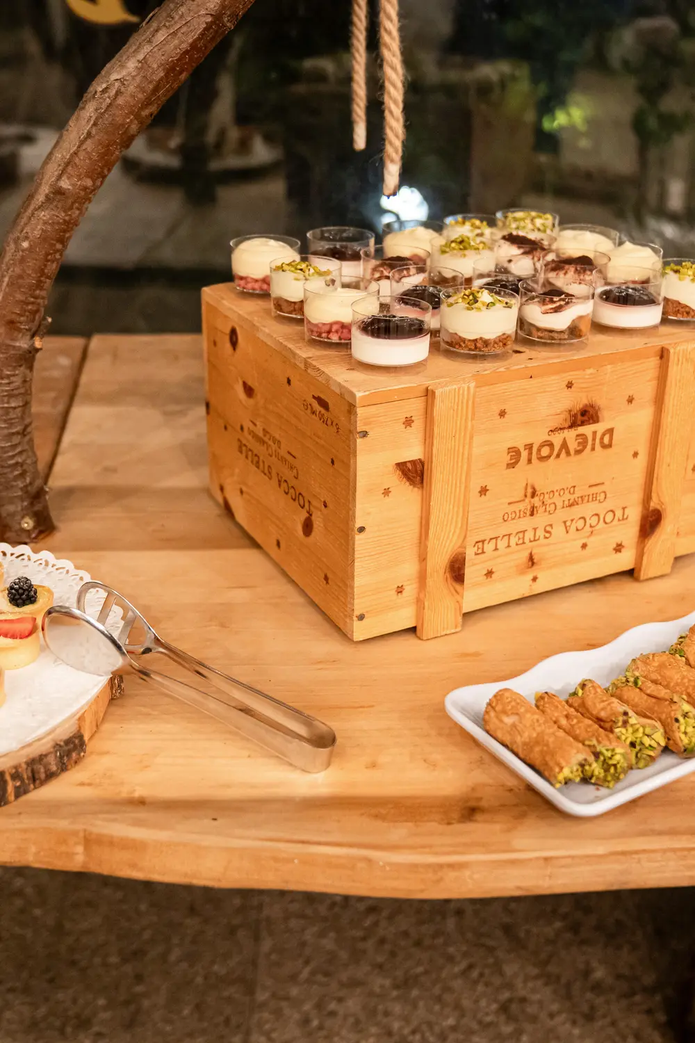 Bicchierini dolci su cassa vino, cannoli, fiori