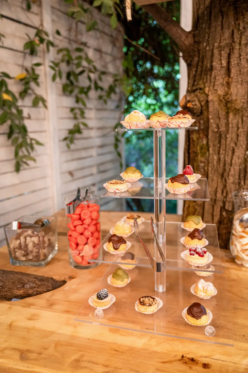 Alzata trasparente con pasticcini e caramelle