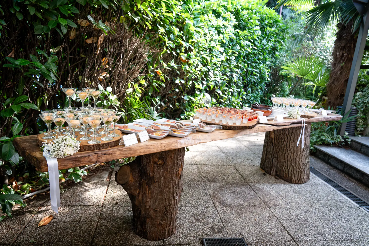 Buffet servito su tronchi di legno, verde sullo sfondo