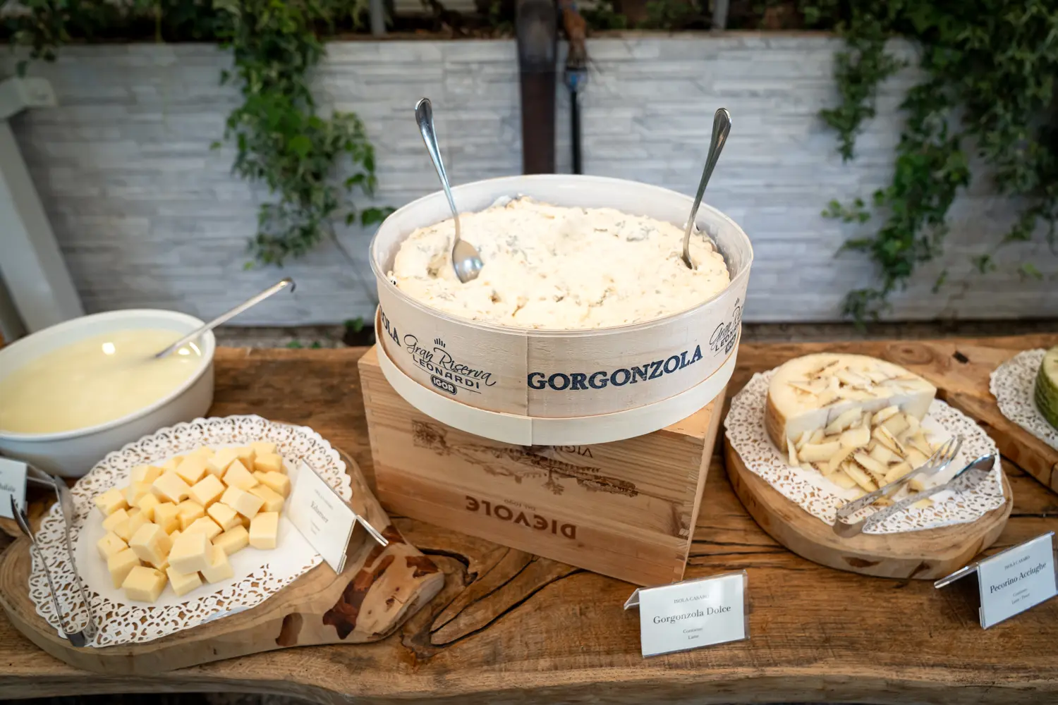Gorgonzola in fascera, taglieri di formaggi