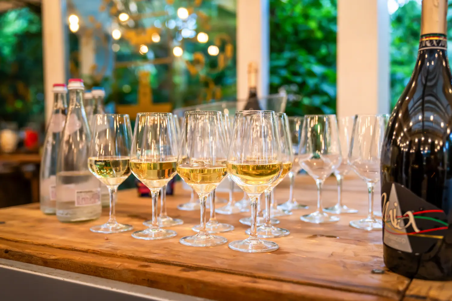 Calici di vino bianco e bollicine al banco aperitivo