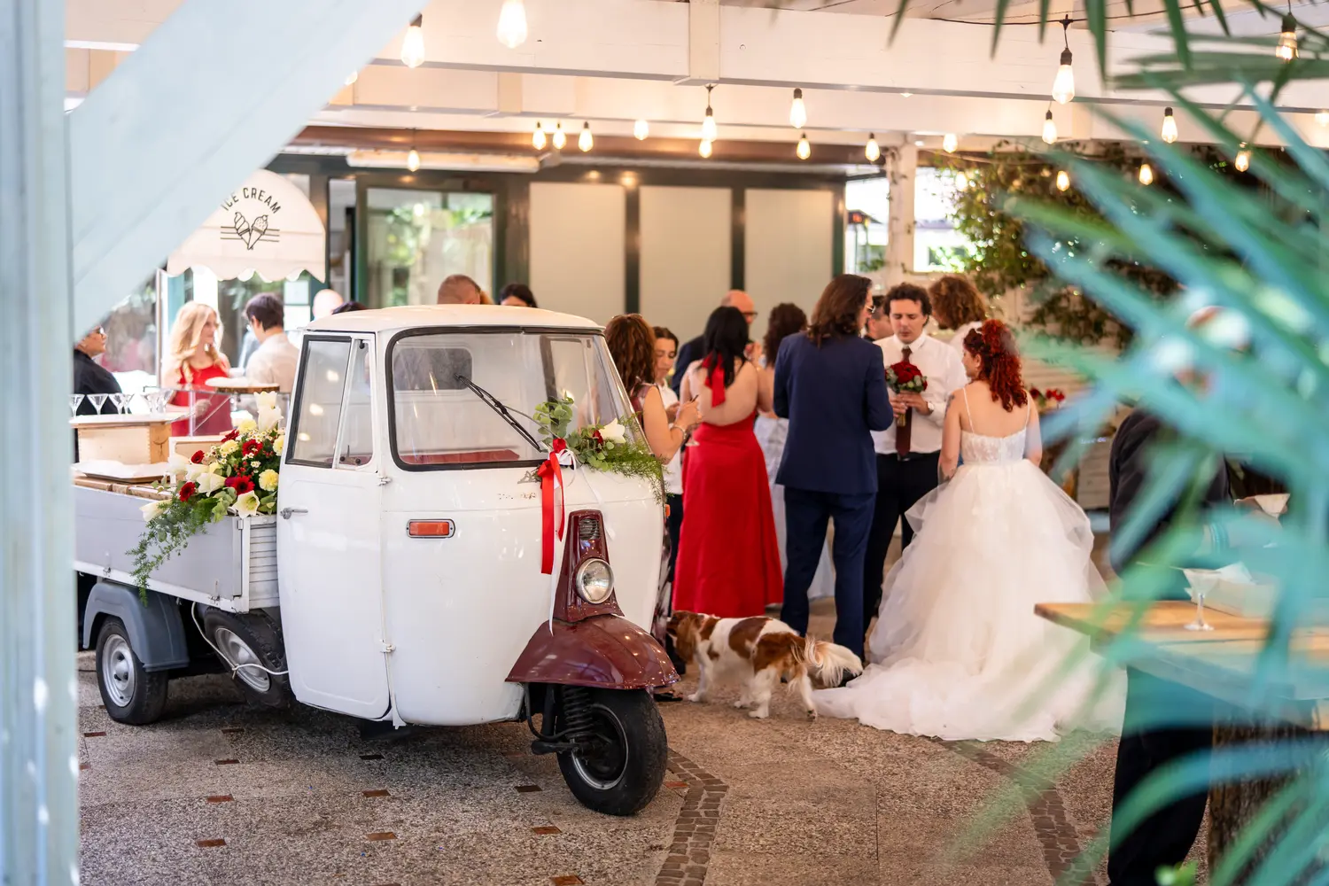 Servizio del gelato in coppa al banco del carretto