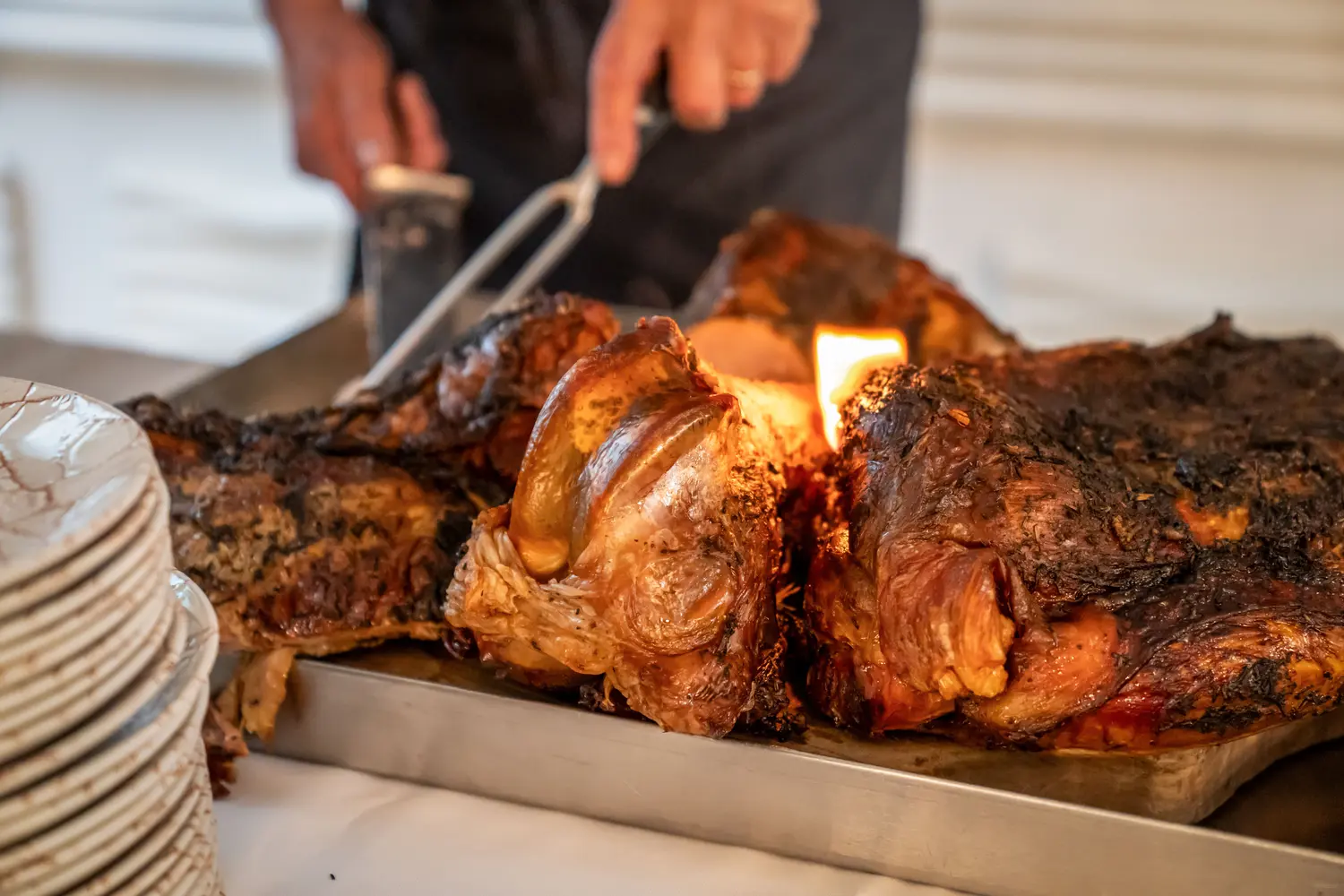Primo piano dell'arrosto con la fiamma, pile di piatti