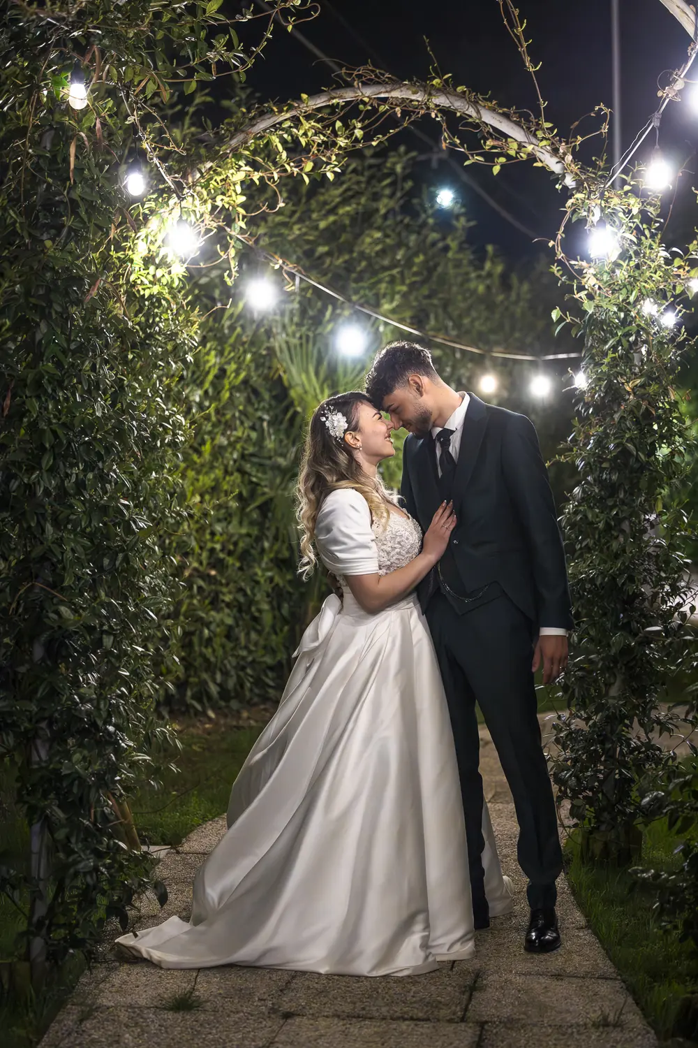 Arco di luci notturno nel giardino