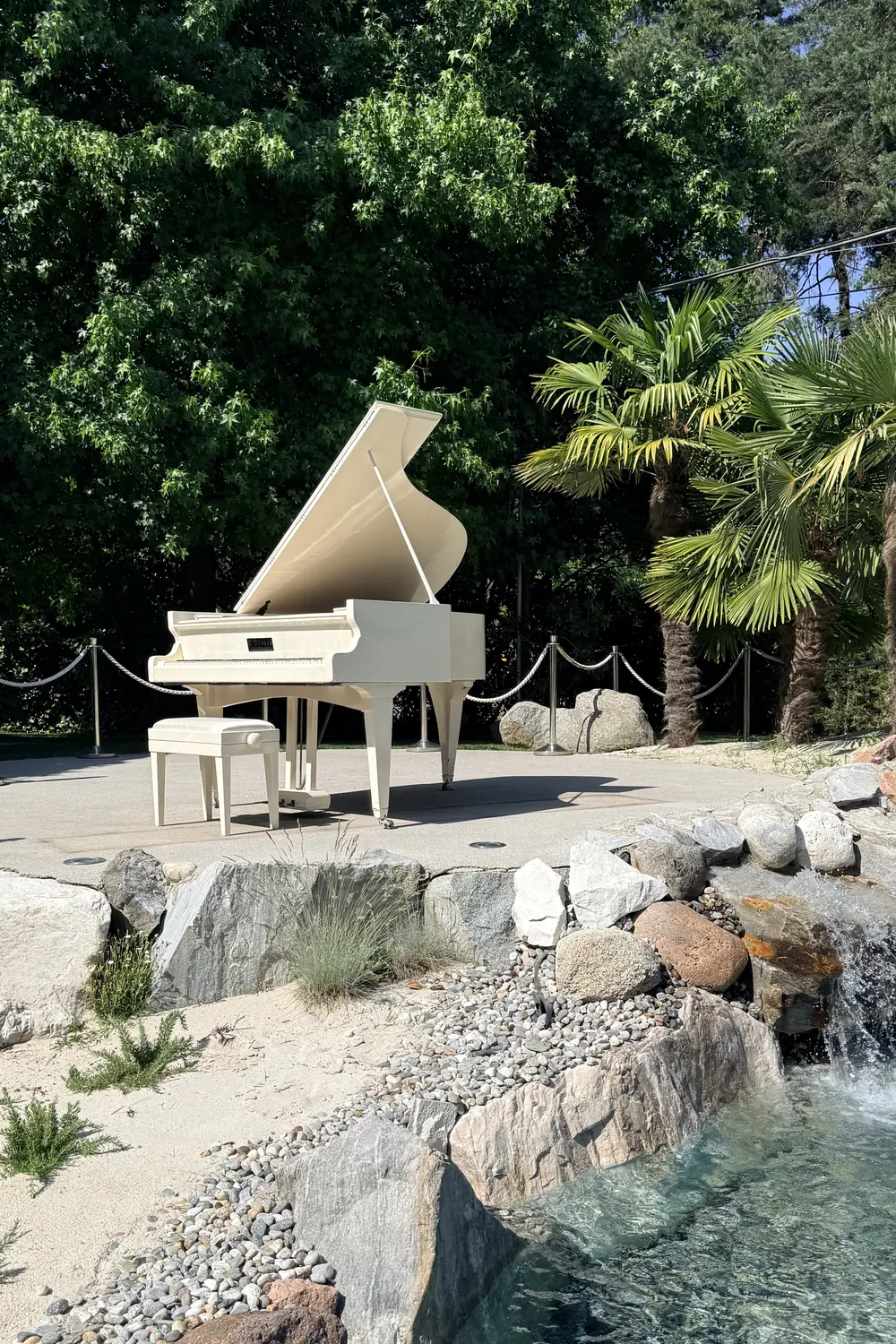 Pianoforte aperto, rocce e ghiaia