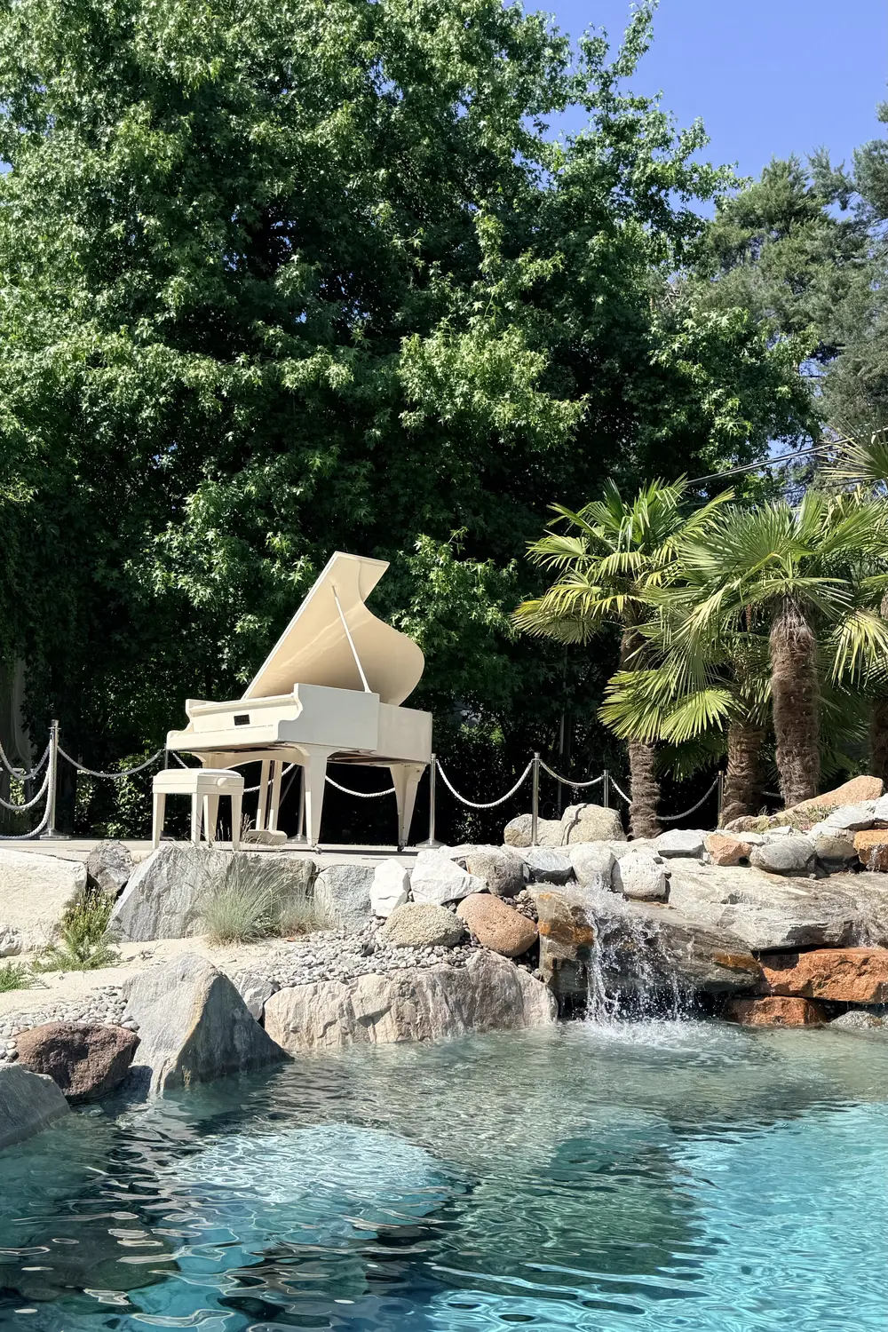 Pianoforte aperto davanti alla cascata