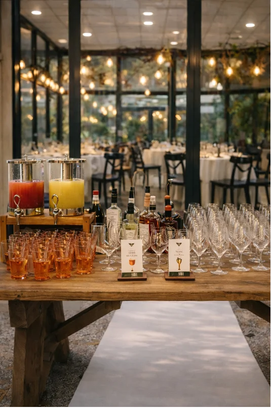 Il banco del pre-drink allestito per l'arrivo degli ospiti