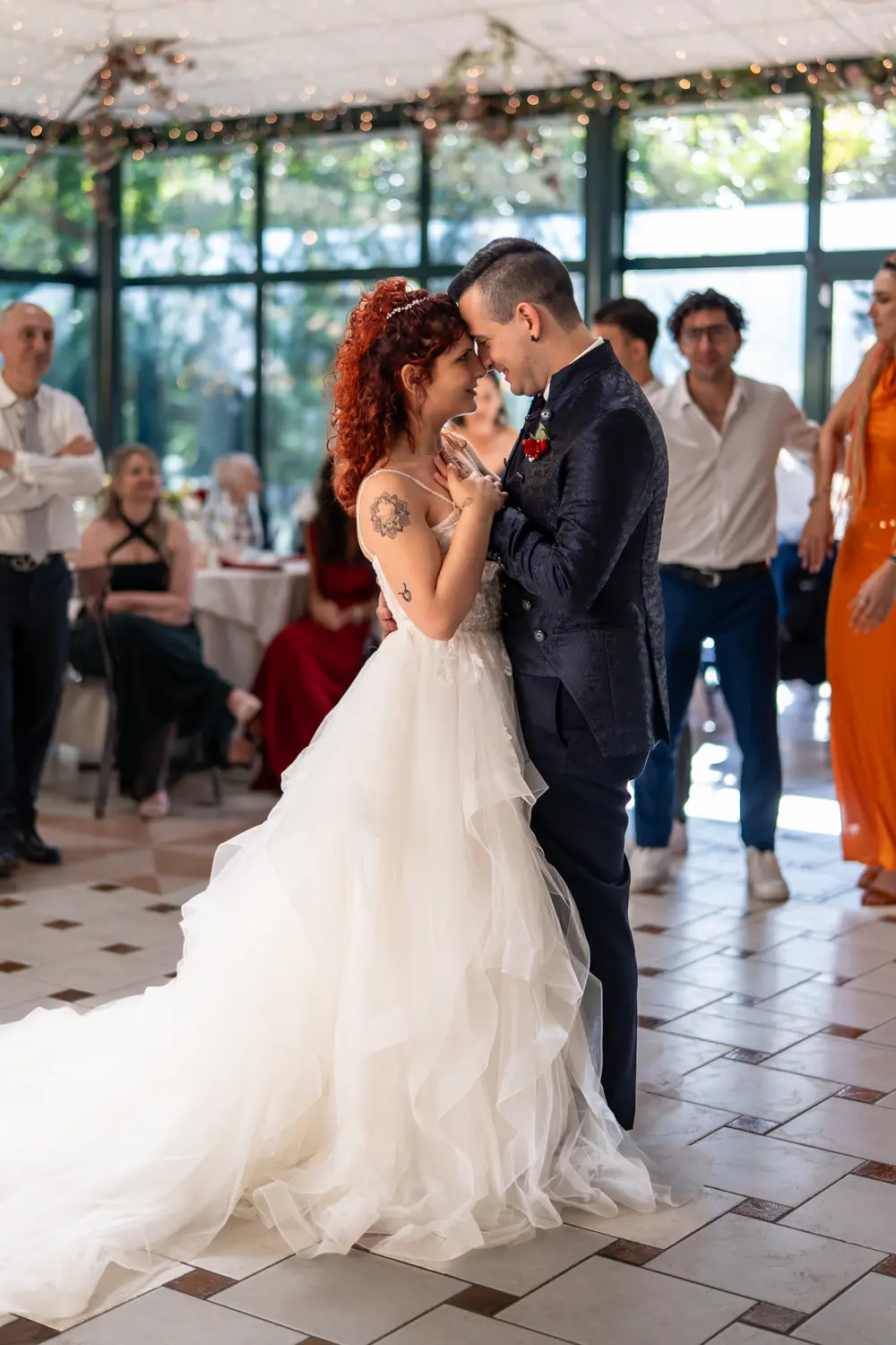 Sposi ballano, lucine spente in alto