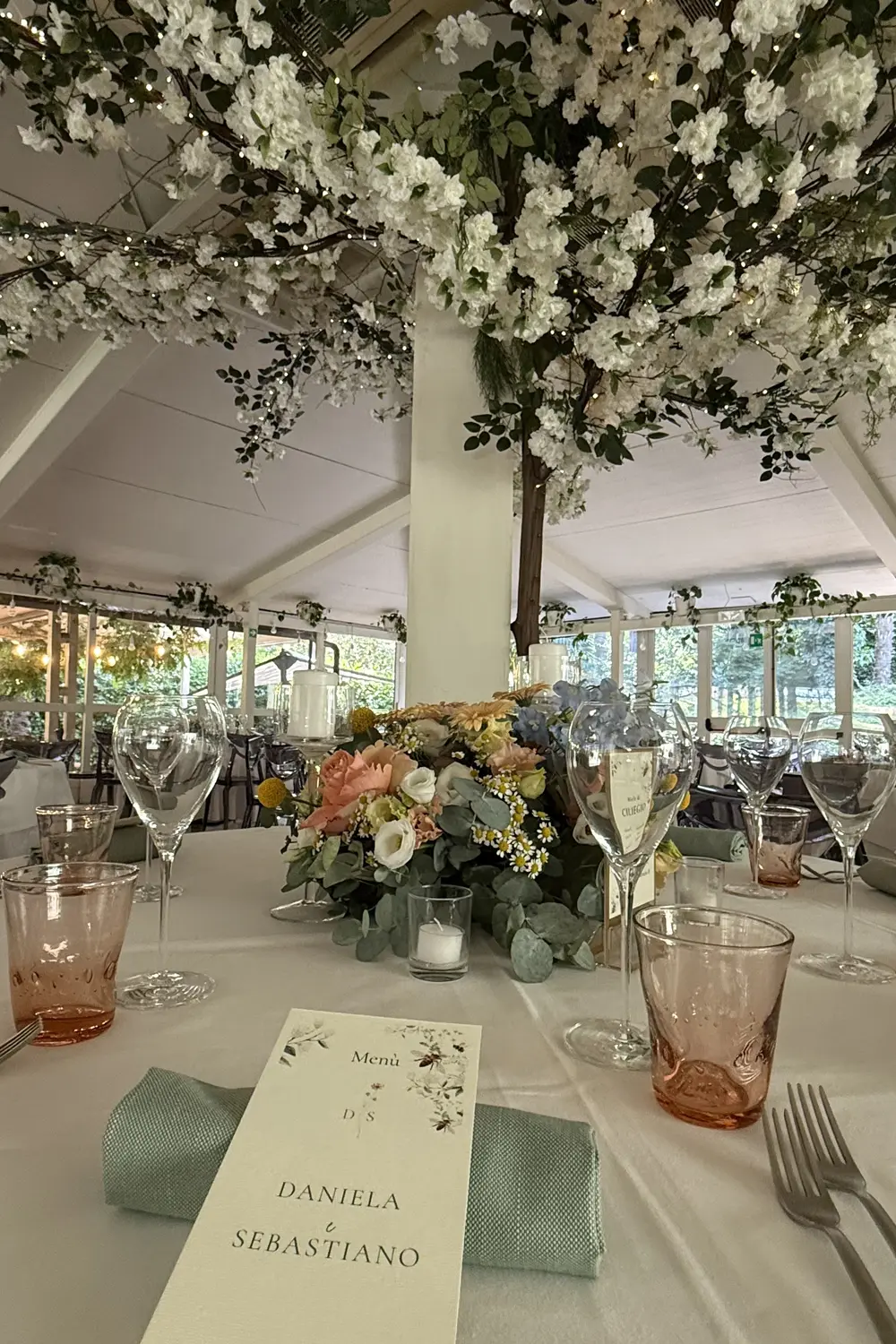 Tronco e fiori bianchi sopra menu sposi