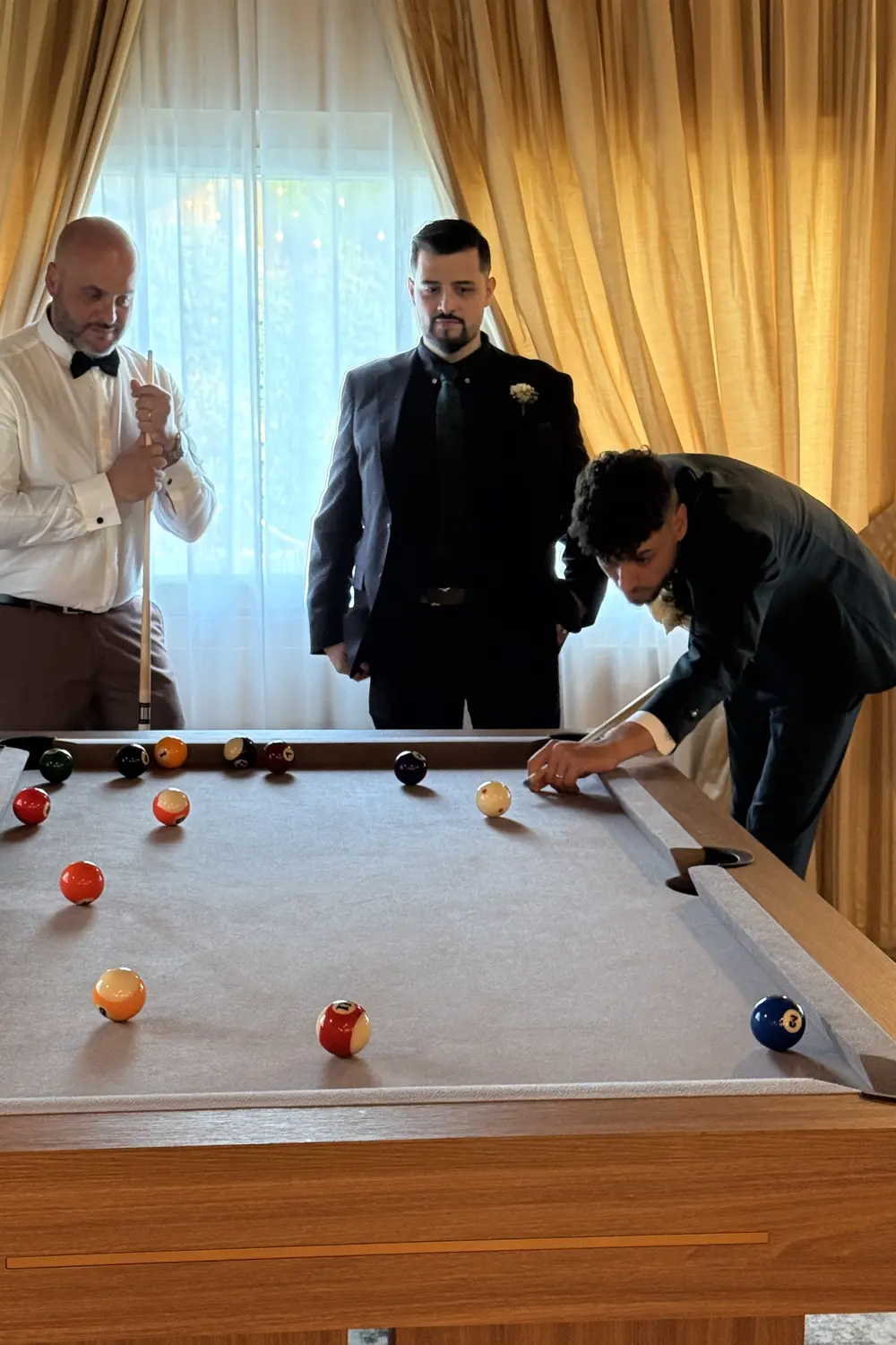Sposo al biliardo, sfondo tende