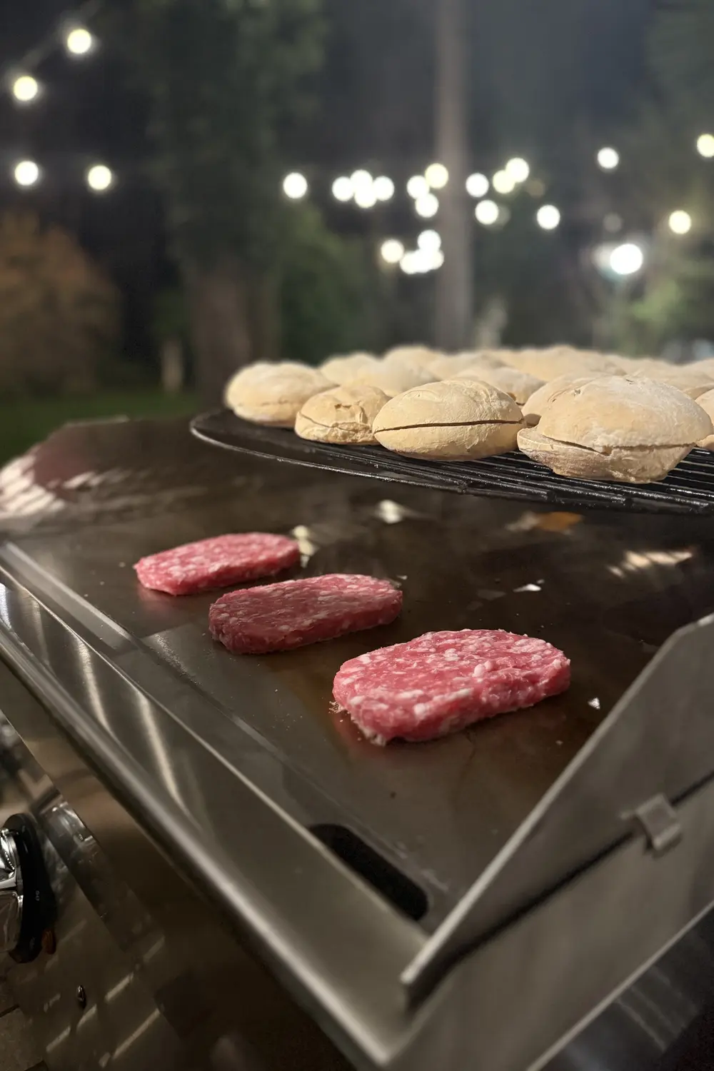 Panini con la salamella pronti sul banco, luci notturne
